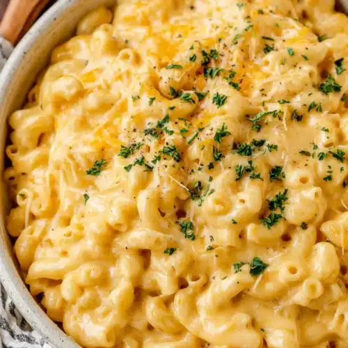Delicious Easy Mac and Cheese Recipe in a creamy texture.